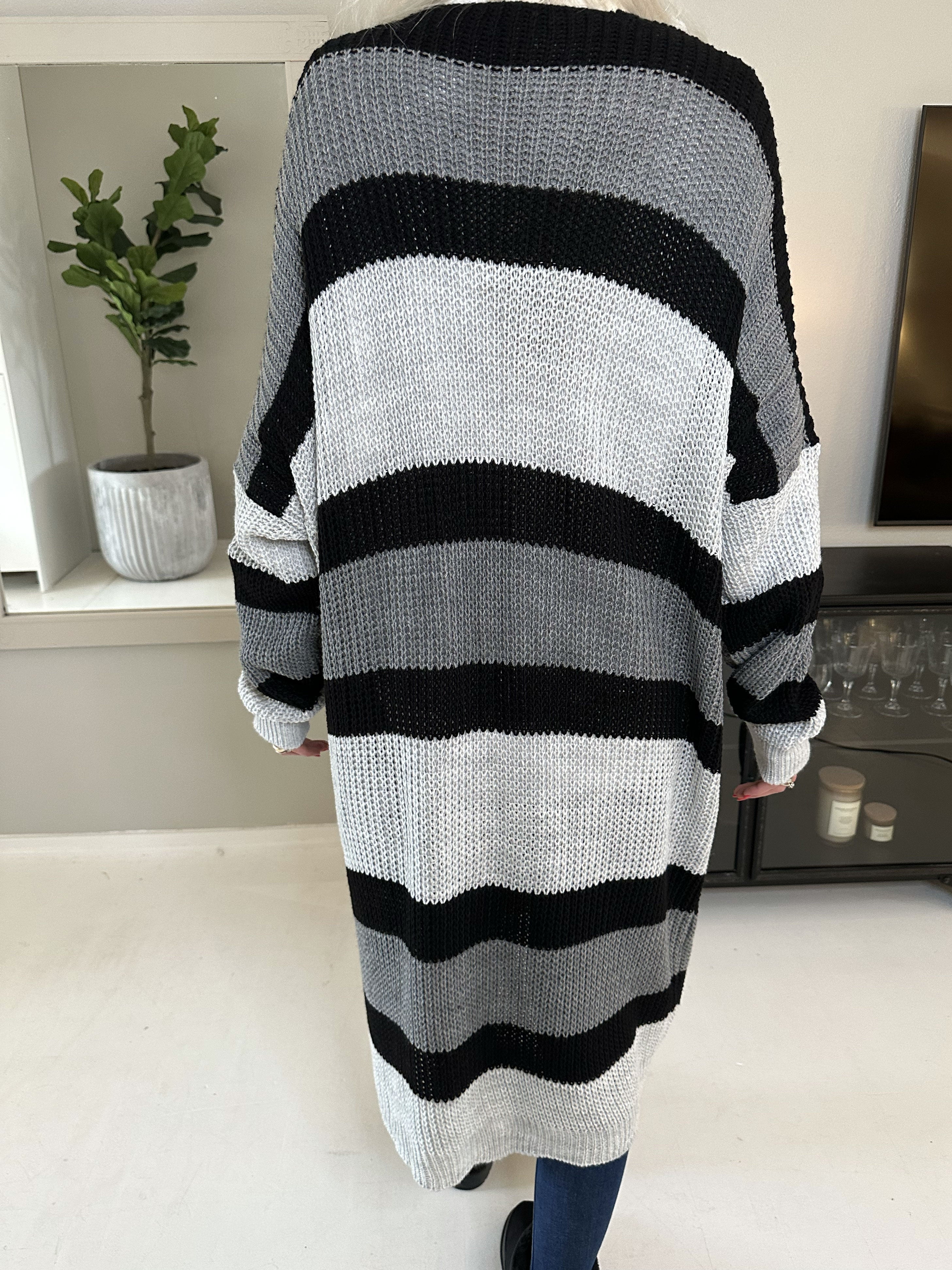 Fekla - Lång stickad kofta med flerfärgade ränder